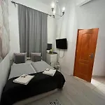 Spring Roses Downtown Boutique On The Famous Vaci Fashion Street Free Coffee, Tee Apartman Budapest
