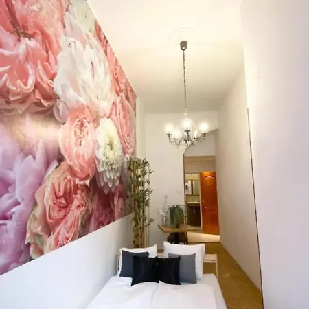 Apartment Spring Roses Downtown Boutique On The Famous Vaci Fashion Street Free Coffee, Tee