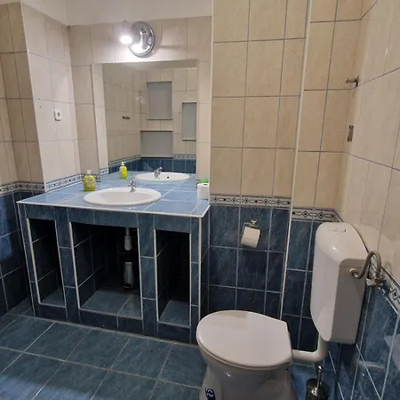 Apartment Spring Roses Downtown Boutique On The Famous Vaci Fashion Street Free Coffee, Tee Budapest