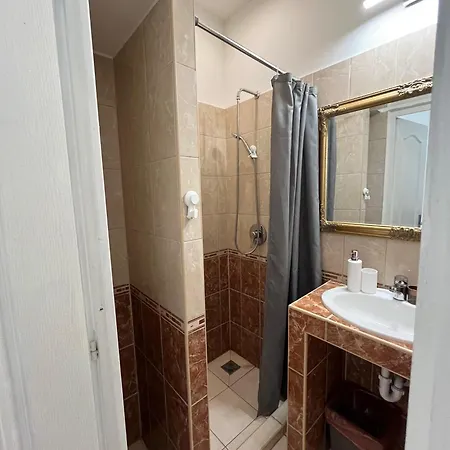 Spring Roses Downtown Boutique On The Famous Vaci Fashion Street Free Coffee, Tee Apartment