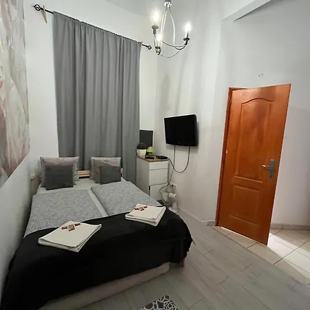 Spring Roses Downtown Boutique On The Famous Vaci Fashion Street Free Coffee, Tee Apartment Budapest