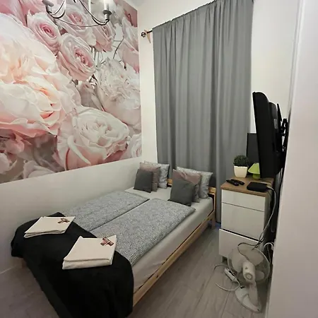 Spring Roses Downtown Boutique On The Famous Vaci Fashion Street Free Coffee, Tee Lägenhet Budapest