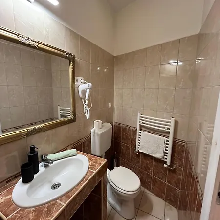 Apartment Spring Roses Downtown Boutique On The Famous Vaci Fashion Street Free Coffee, Tee Budapest