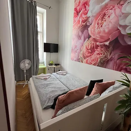 Апартаменты Spring Roses Downtown Boutique On The Famous Vaci Fashion Street Free Coffee, Tee