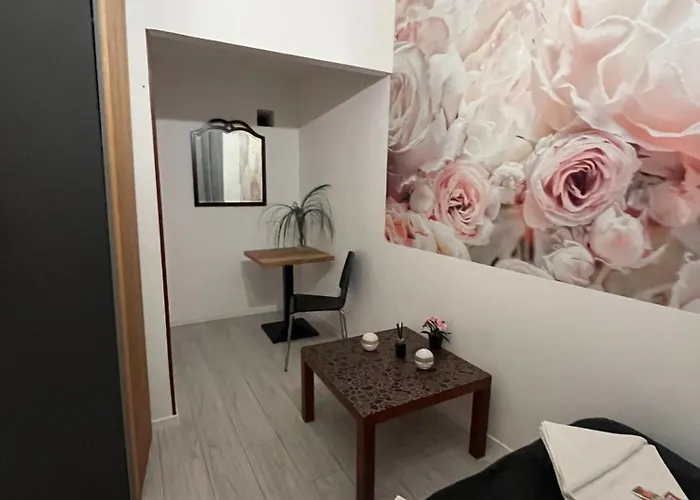 Διαμέρισμα Spring Roses Downtown Boutique On The Famous Vaci Fashion Street Free Coffee, Tee *